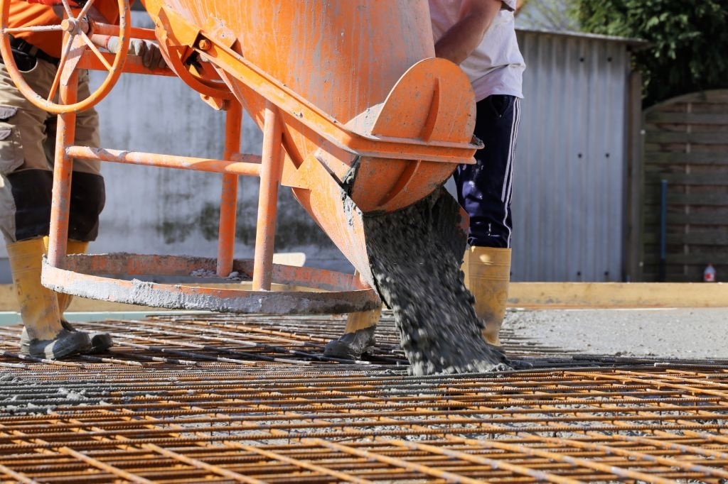 Подача товарного бетона марки М700 бадьей от производителя ГОСТ