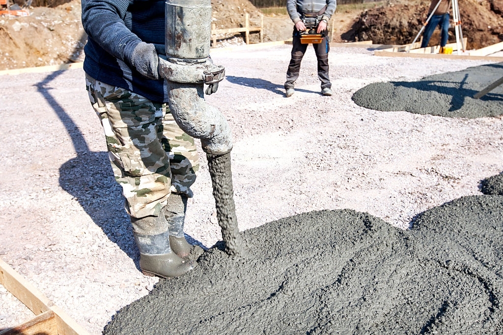 Подача бетонной смеси для бетононасоса для заливки монолитной плиты фундамента