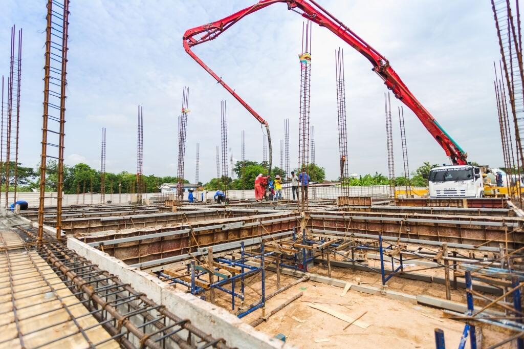 Подача бетона бетононасосом – ленточный фундамент в Лайково
