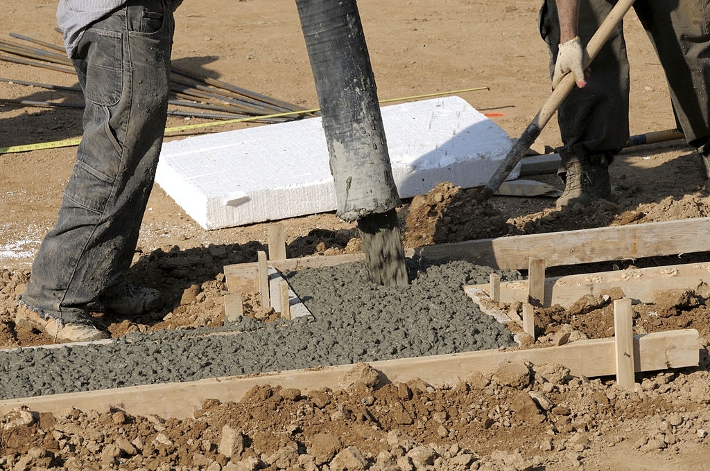 Заливка бетона на граните в опалубку фундамента