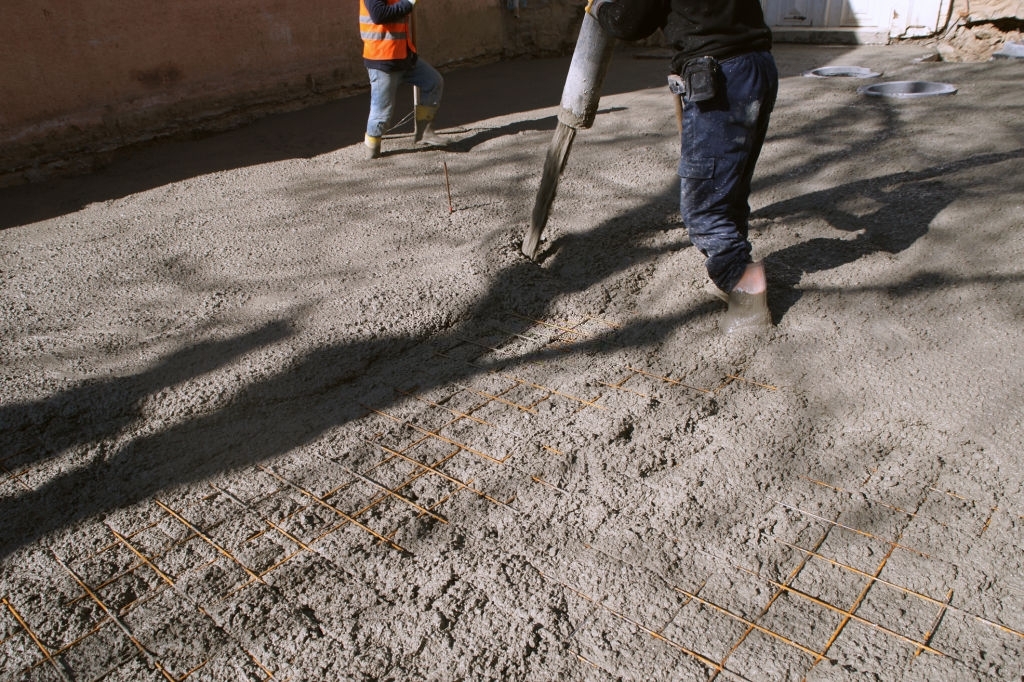 Заливка готового бетона БСТ бетононасосом монолитные работы