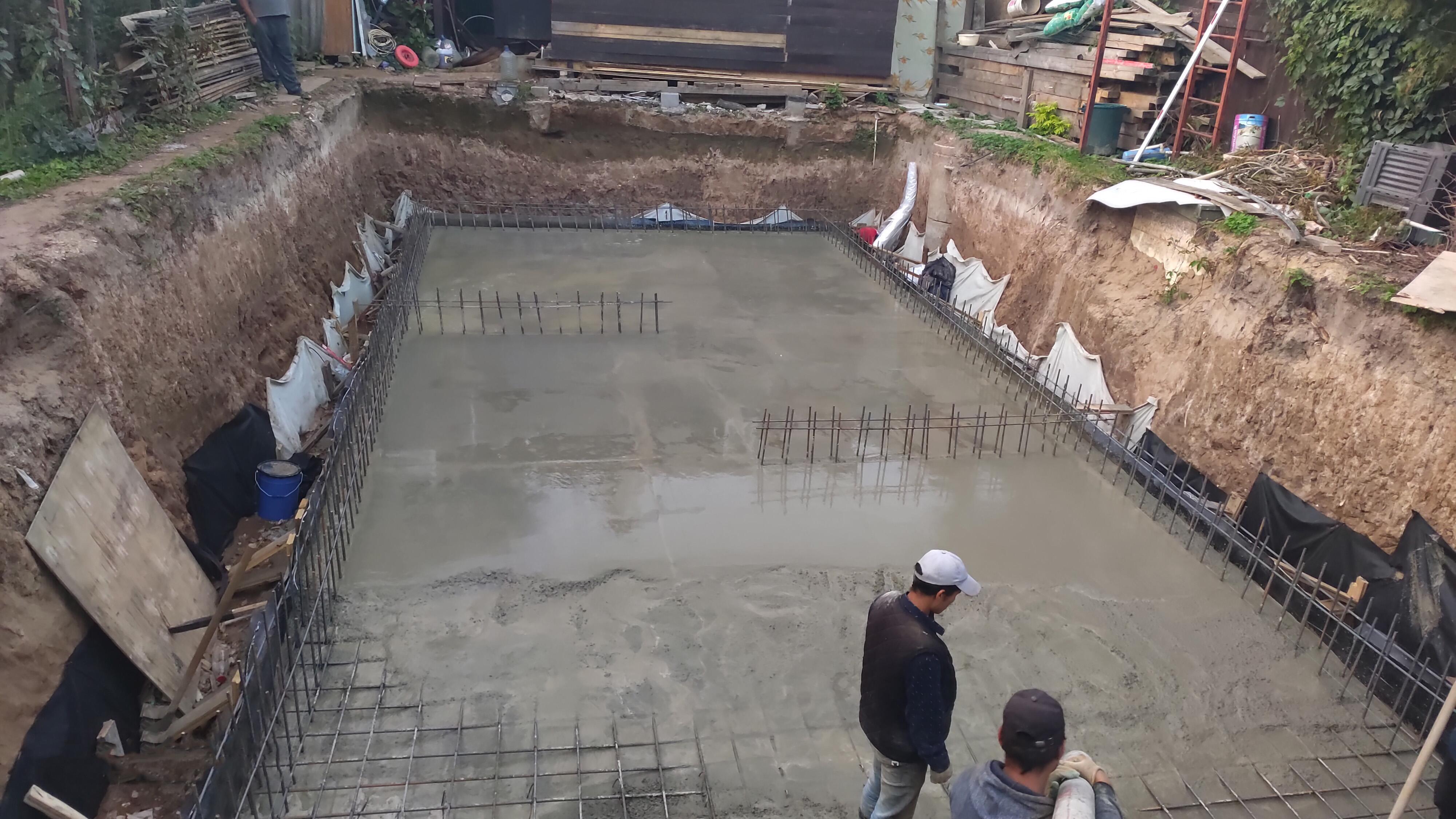 Бетонирование фундамента тяжёлым бетоном на гранитном щебне М400 в Жуковке