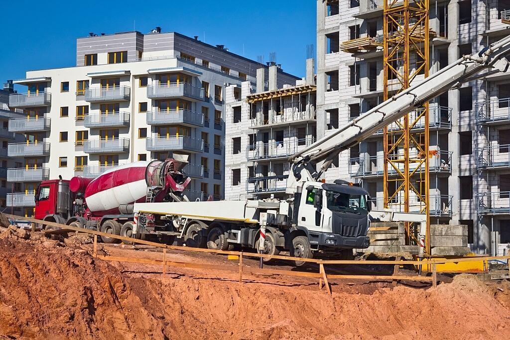 Миксер и бетононасос АБН заливают фундамент тяжелым бетоном на гранитном щебне