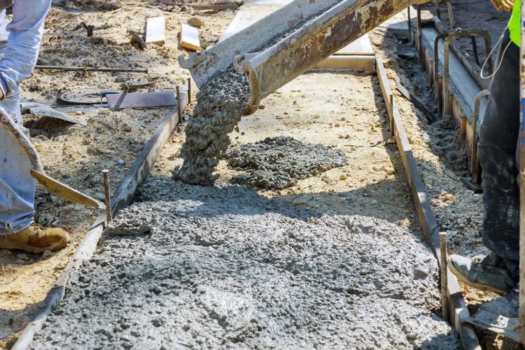 Строительство тяжелым бетоном монолитной площадки