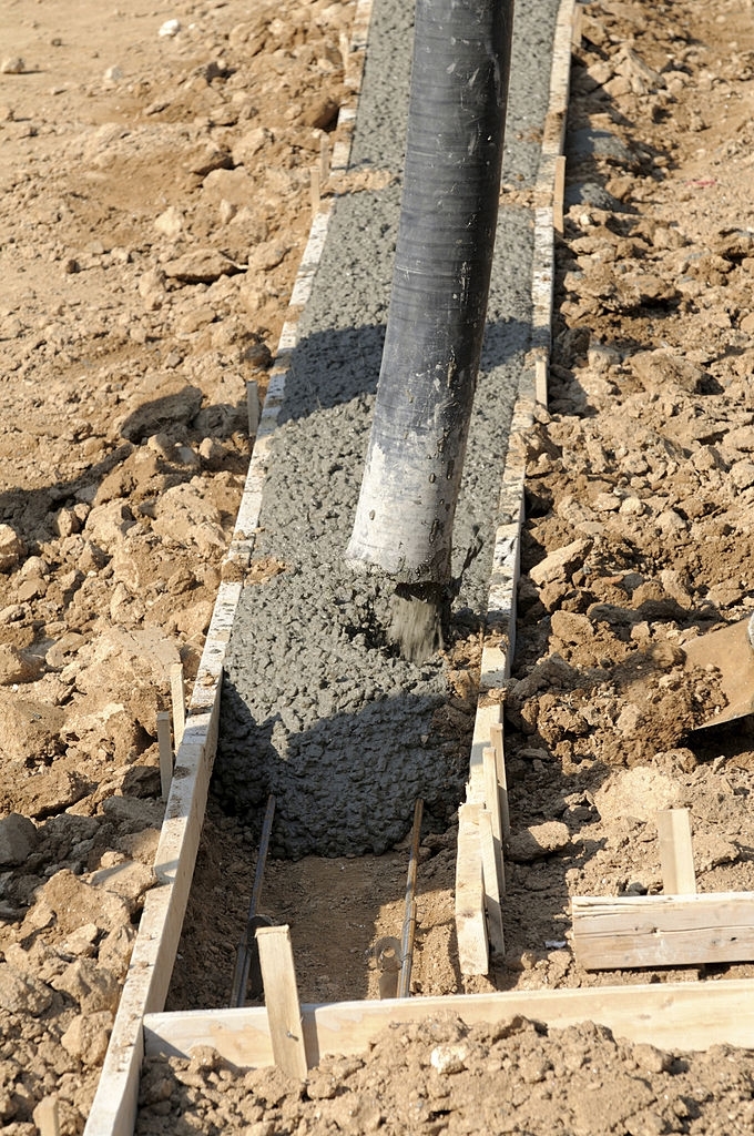 Заливка гранитного бетона марки М500 В40 в ленточный фундамент