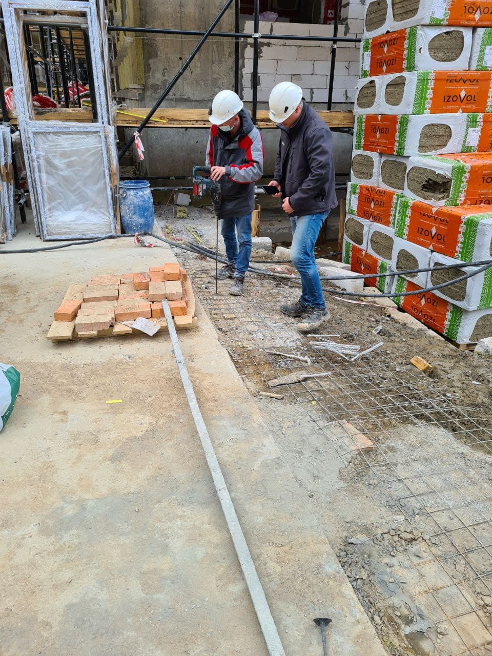 Определение толщины бетонной плиты сотрудниками производственной компании Московский Бетон