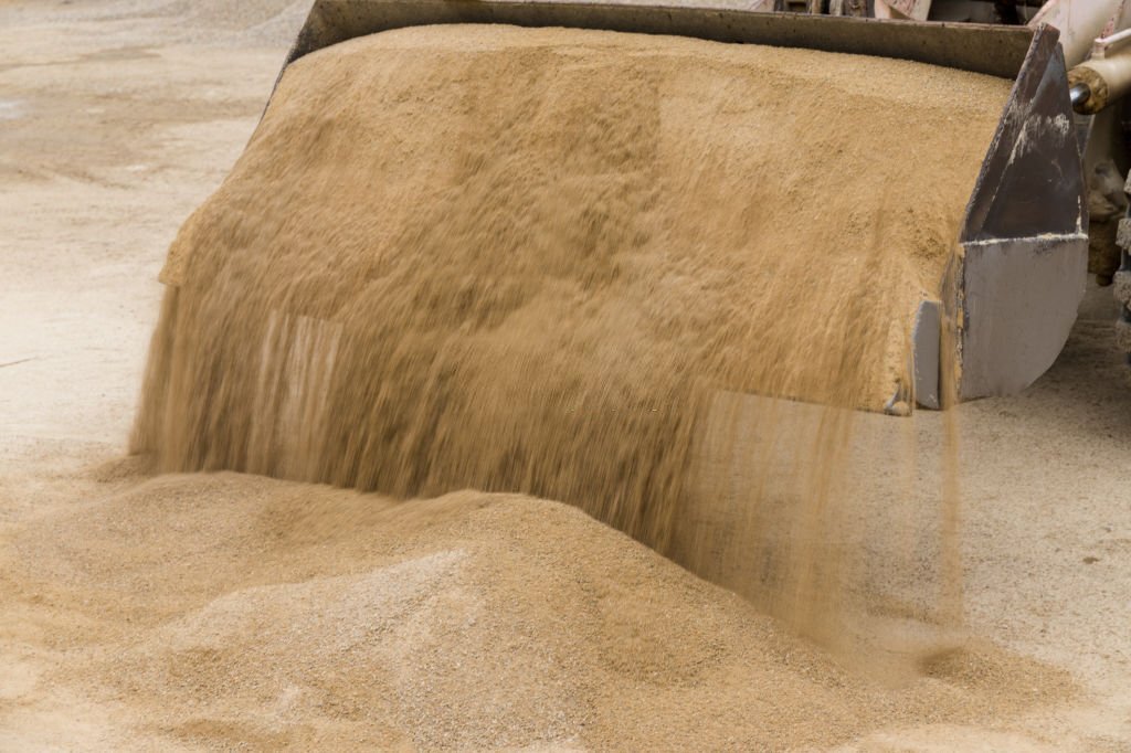 Отгрузка песка мытого ковшом погрузчика. Сухой песок строительный чистый, без примесей