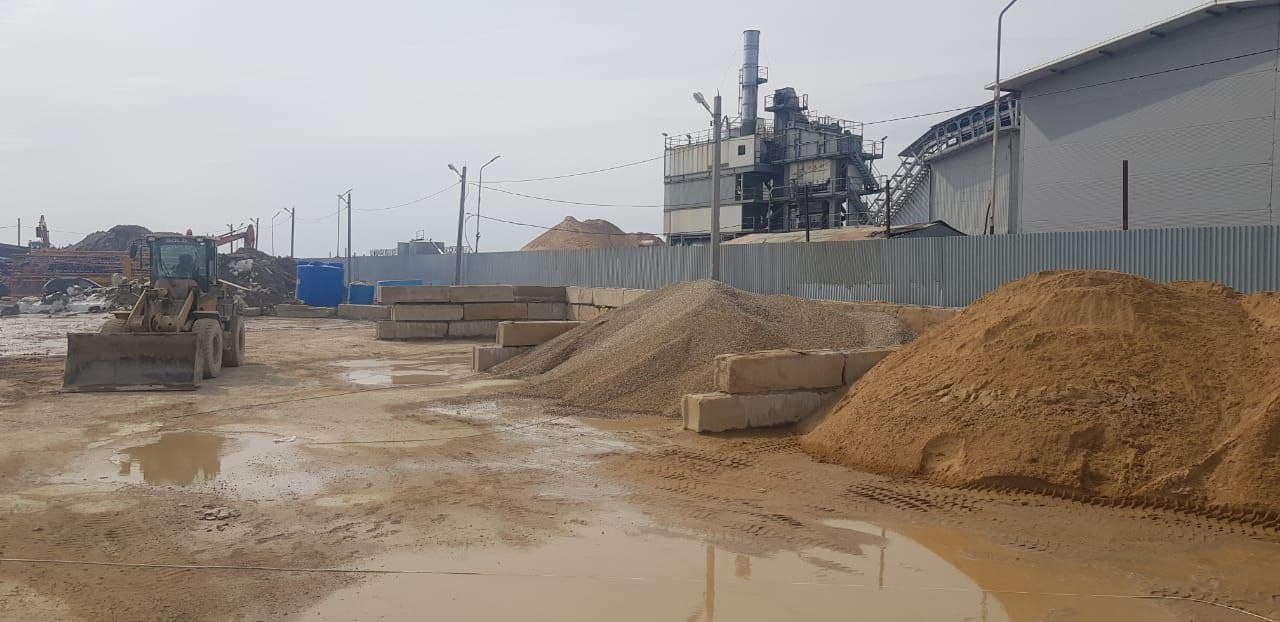 Погрузчик и сыпучие материалы бетонного завода в Троицке