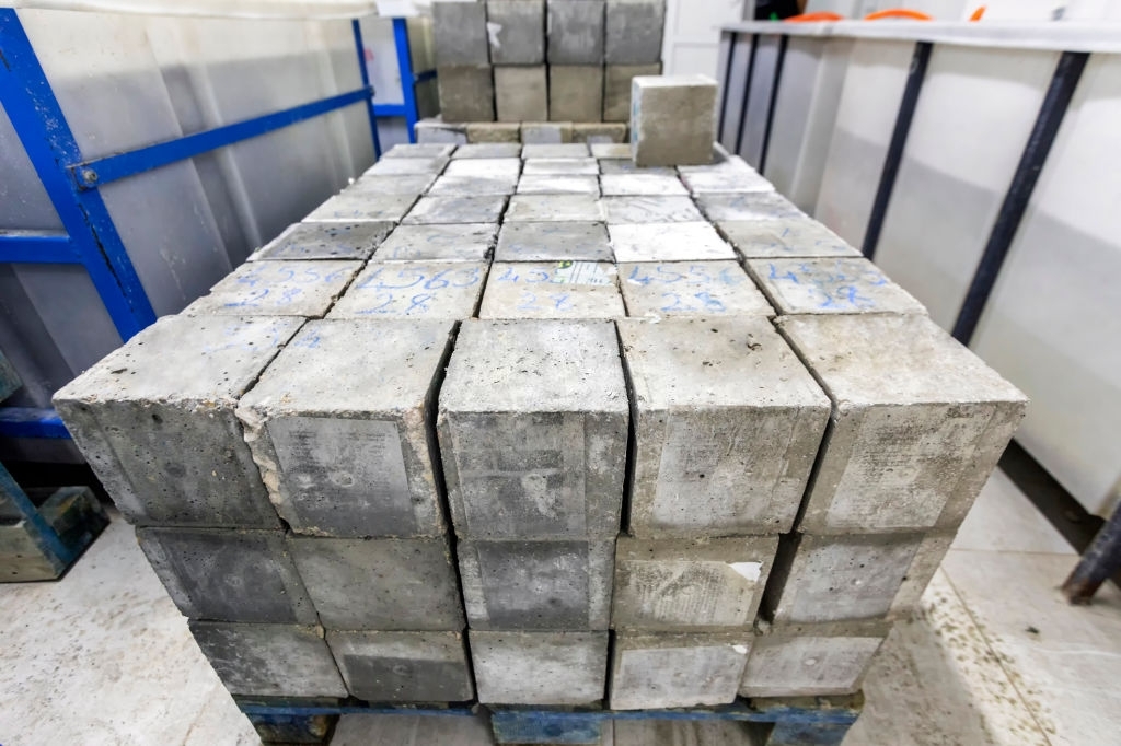 Образцы кубиков бетона для определения морозостойкости в лаборатории в соответствии с ГОСТ