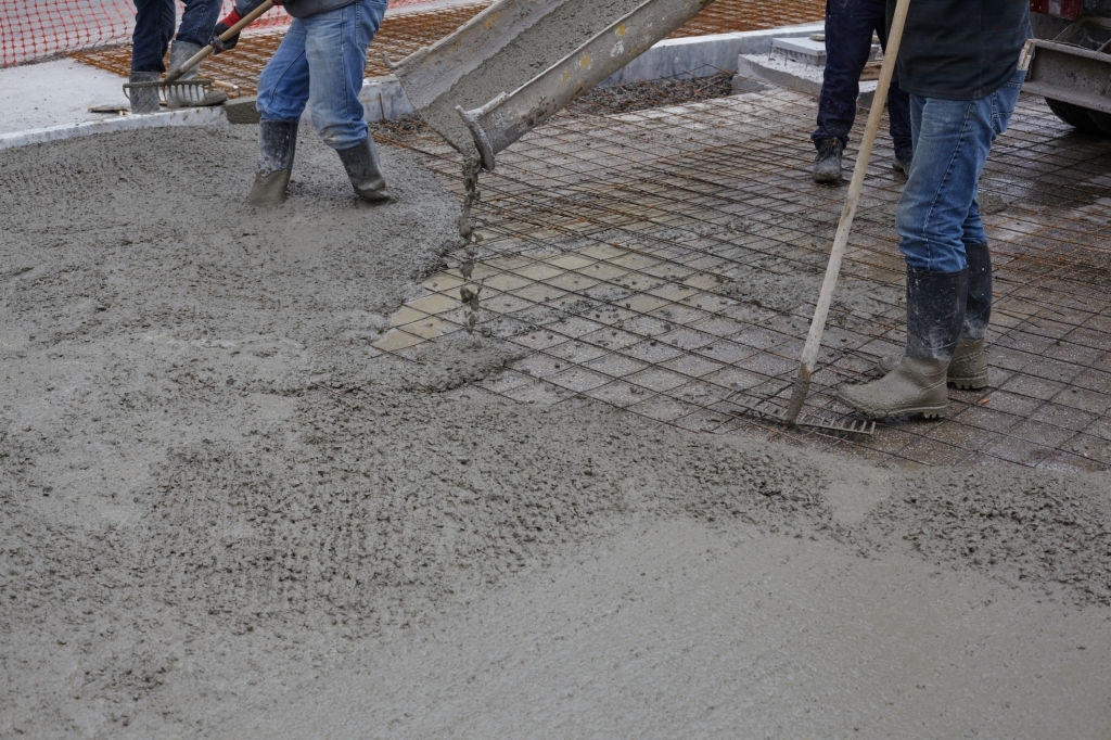 Заливка фундамента тяжелым бетоном на граните М200 B15 в Одинцово
