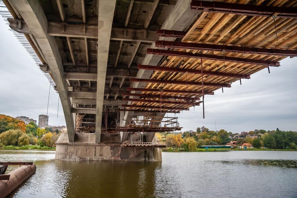 Подготовка моста к заливке мостовым бетоном