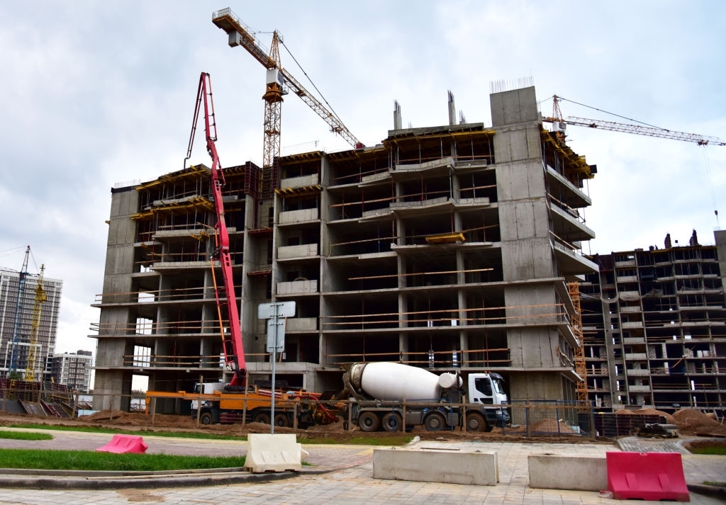 Аренда бетононасоса 32 метра на строительную площадку с доставкой бетона миксером