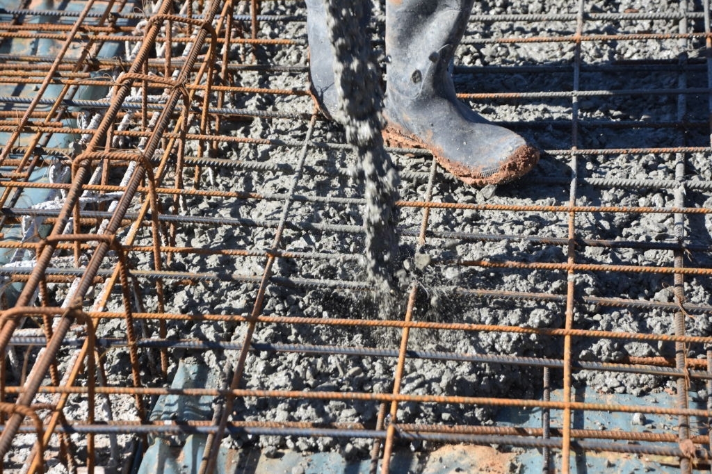 Заливка гранитного бетона в фундаментную плиту