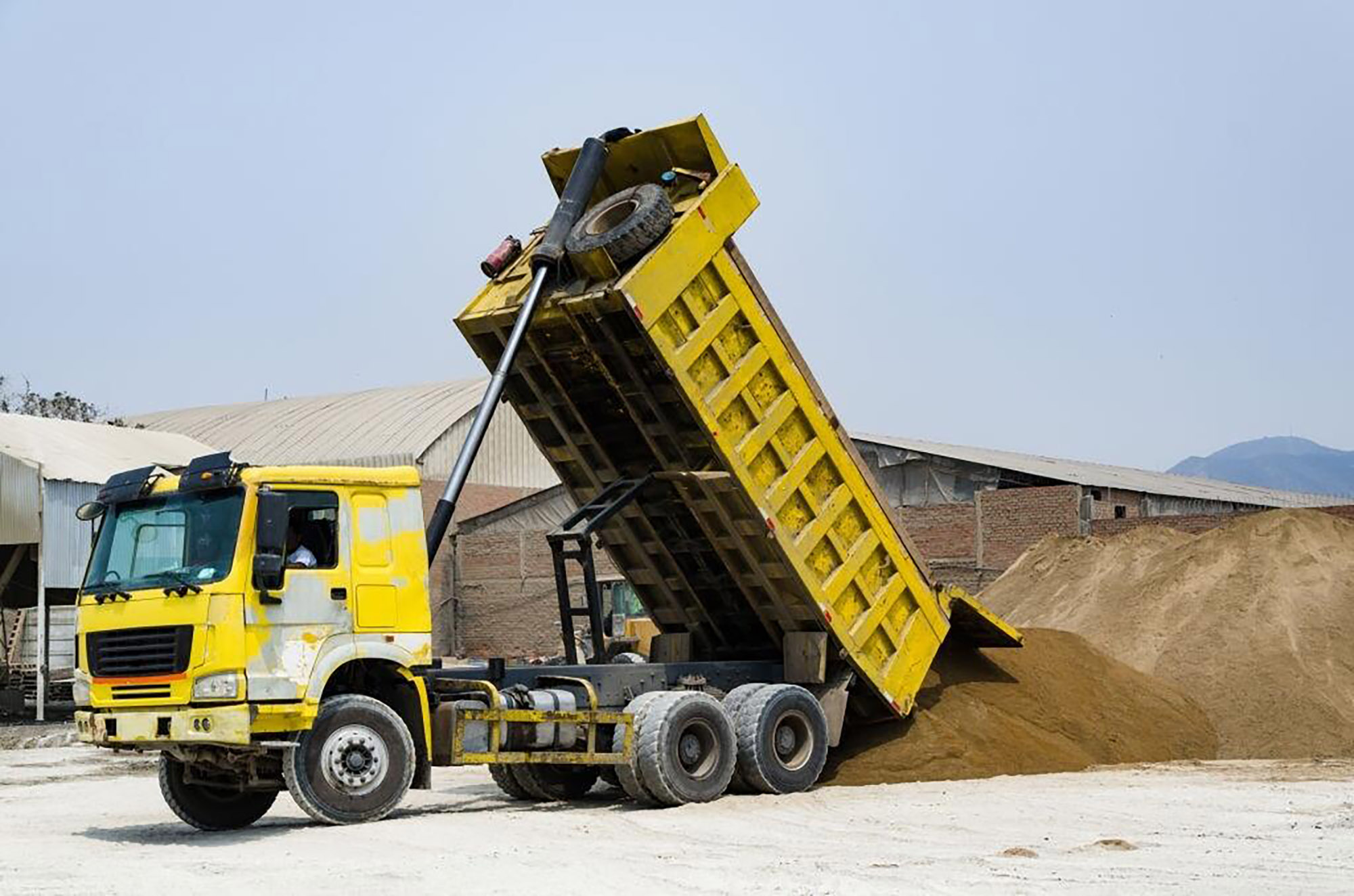 Доставка песка самосвалом, грузовиком с перевалочной базы